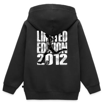 Limited Edition 2012 Limited Edition Fußball - Kinder Premium Organic Zip Hoodie - Schwarz - Hinten - AI Model Kid Male (0cm)