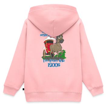 S’il vous plaît, soyez indulgent avec moi, je suis des années 1900 - Sweat Premium à capuche zippé enfant bio - rose - Dos - AI Model Kid Female (0cm)