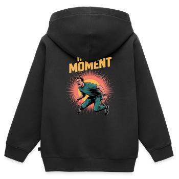 Design énergique « In The Moment » - Sweat Premium à capuche zippé enfant bio - noir - Dos - AI Model Kid Male (0cm)