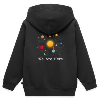 Nous sommes ici Nous sommes ici dans un endroit amusant - Sweat Premium à capuche zippé enfant bio - noir - Dos - AI Model Kid Male (0cm)