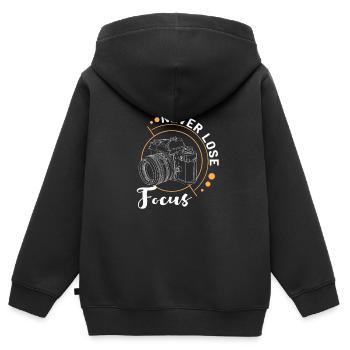 Never Lose Focus Fotograf Fotoapparat Geschenk - Kinder Premium Organic Zip Hoodie - Schwarz - Hinten - AI Model Kid Male (0cm)