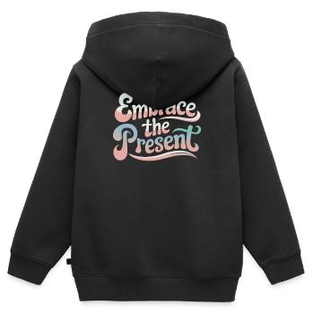 Umarme Die Gegenwart Inspirierendes Zitat - Kinder Premium Organic Zip Hoodie - Schwarz - Hinten - AI Model Kid Male (0cm)