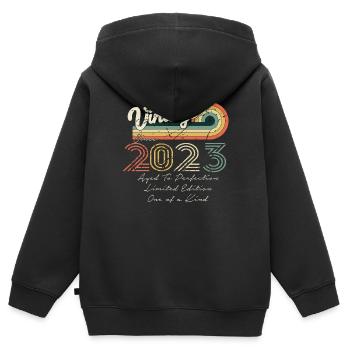 2023 Jahrgangsklassiker 2023 - Kinder Premium Organic Zip Hoodie - Schwarz - Hinten - AI Model Kid Male (0cm)