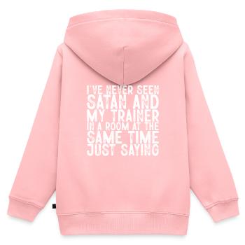 Jamais vu Satan et mon entraîneur dans une salle 3 - Sweat Premium à capuche zippé enfant bio - rose - Dos - AI Model Kid Female (0cm)