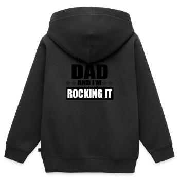 Stolzes erstes Mal Papa und ich rocke es - Kinder Premium Organic Zip Hoodie - Schwarz - Hinten - AI Model Kid Male (0cm)