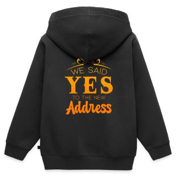 Nous avons dit oui à la nouvelle adresse - Sweat Premium à capuche zippé enfant bio - noir - Dos - AI Model Kid Male (0cm)