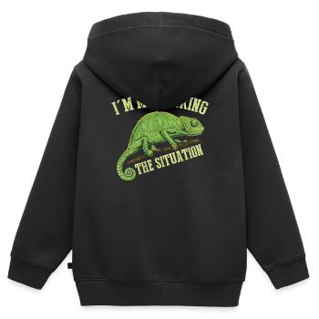 J’ai surveillé la situation, T-shirt caméléon - Sweat Premium à capuche zippé enfant bio - noir - Dos - AI Model Kid Male (0cm)