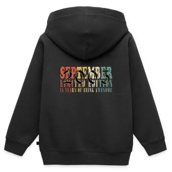 Septembre 2005 Anniversaire Septembre 2005 Septembre - Sweat Premium à capuche zippé enfant bio - noir - Dos - AI Model Kid Male (0cm)