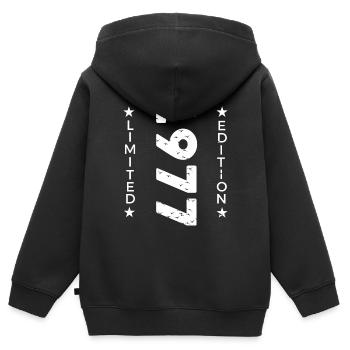 1977 LIMITIERTE AUFLAGE - Kinder Premium Organic Zip Hoodie - Schwarz - Hinten - AI Model Kid Male (0cm)