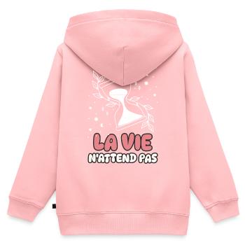 La vie n'attend pas - Sweat Premium à capuche zippé enfant bio - rose - Dos - AI Model Kid Female (0cm)