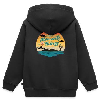 Conception « Collecter des moments » | Ambiance de voyage détendue - Sweat Premium à capuche zippé enfant bio - noir - Dos - AI Model Kid Male (0cm)