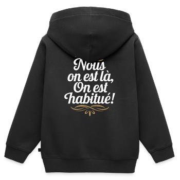 Nous on est là on est habitué ! - Sweat Premium à capuche zippé enfant bio - noir - Dos - AI Model Kid Male (0cm)