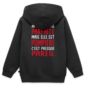Ma maman n'est pas parfaite - Pompière - Sweat Premium à capuche zippé enfant bio - noir - Dos - AI Model Kid Male (0cm)