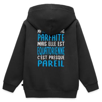 Ma maman n'est pas parfaite - Equatorienne - Sweat Premium à capuche zippé enfant bio - noir - Dos - AI Model Kid Male (0cm)