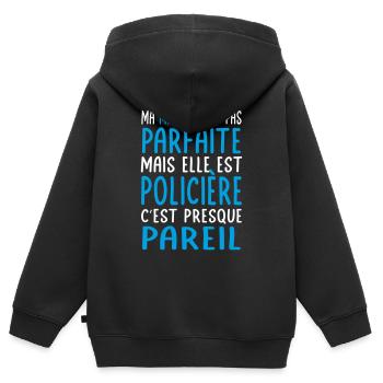 Ma maman n'est pas parfaite - Policière - Sweat Premium à capuche zippé enfant bio - noir - Dos - AI Model Kid Male (0cm)