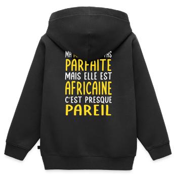 Ma maman n'est pas parfaite - Africaine - Sweat Premium à capuche zippé enfant bio - noir - Dos - AI Model Kid Male (0cm)