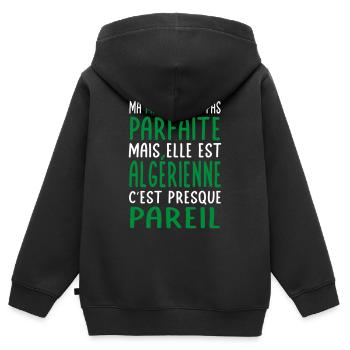 Ma maman n'est pas parfaite - Algérienne - Sweat Premium à capuche zippé enfant bio - noir - Dos - AI Model Kid Male (0cm)
