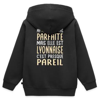 Ma maman n'est pas parfaite - Lyonnaise - Sweat Premium à capuche zippé enfant bio - noir - Dos - AI Model Kid Male (0cm)