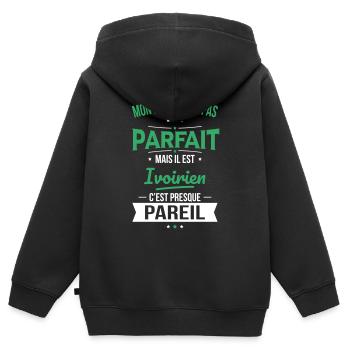 Mon papa n'est pas parfait - Ivoirien - Sweat Premium à capuche zippé enfant bio - noir - Dos - AI Model Kid Male (0cm)