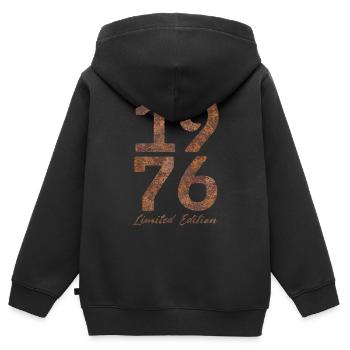 « Millésime 1976 : Édition Limitée au Look Rouille » - Sweat Premium à capuche zippé enfant bio - noir - Dos - AI Model Kid Male (0cm)