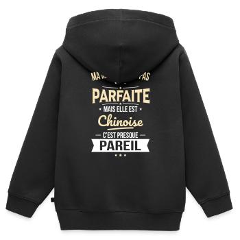 Ma maman n'est pas parfaite - Chinoise - Sweat Premium à capuche zippé enfant bio - noir - Dos - AI Model Kid Male (0cm)