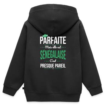 Ma maman n'est pas parfaite - Sénégalaise - Sweat Premium à capuche zippé enfant bio - noir - Dos - AI Model Kid Male (0cm)