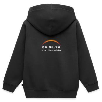 Trajectoire de totalité de l’éclipse solaire totale Nouveau - Sweat Premium à capuche zippé enfant bio - noir - Dos - AI Model Kid Male (0cm)