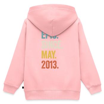 10e anniversaire 10 ans épiques depuis mai 2013 - Sweat Premium à capuche zippé enfant bio - rose - Dos - AI Model Kid Female (0cm)
