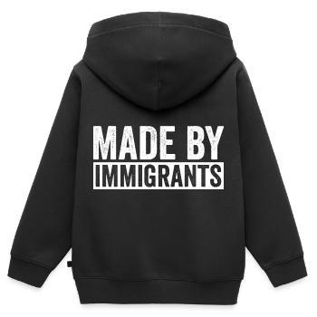Fait par des immigrants, des passionnés de l’immigration - Sweat Premium à capuche zippé enfant bio - noir - Dos - AI Model Kid Male (0cm)