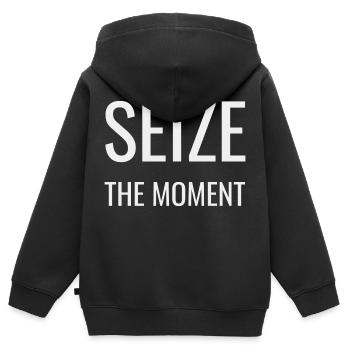 Saisissez l’instant présent - Sweat Premium à capuche zippé enfant bio - noir - Dos - AI Model Kid Male (0cm)