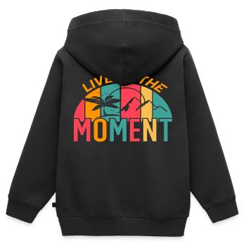 Live in the Moment - Kinder Premium Organic Zip Hoodie - Schwarz - Hinten - AI Model Kid Male (0cm)