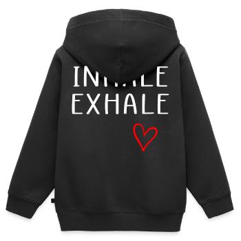 Einatmen Ausatmen Zitat rotes Herz - Kinder Premium Organic Zip Hoodie - Schwarz - Hinten - AI Model Kid Male (0cm)