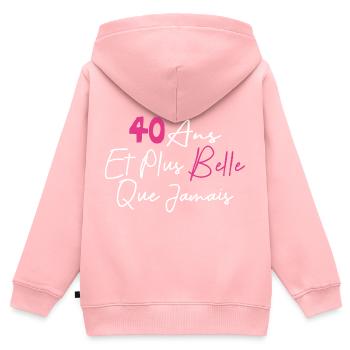 40 ans et plus belle que jamais anniversaire - Sweat Premium à capuche zippé enfant bio - rose - Dos - AI Model Kid Female (0cm)