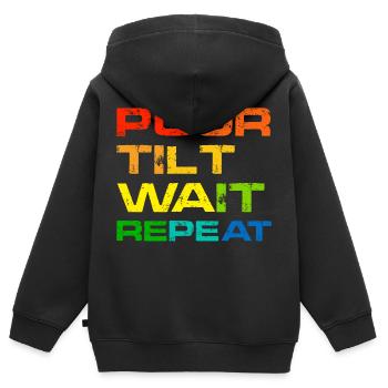 Verser, Incliner, Attendre, Répéter - Sweat Premium à capuche zippé enfant bio - noir - Dos - AI Model Kid Male (0cm)