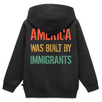 L’AMÉRIQUE A ÉTÉ CONSTRUITE PAR DES IMMIGRANTS Flüchtlingsrechte - Sweat Premium à capuche zippé enfant bio - noir - Dos - AI Model Kid Male (0cm)