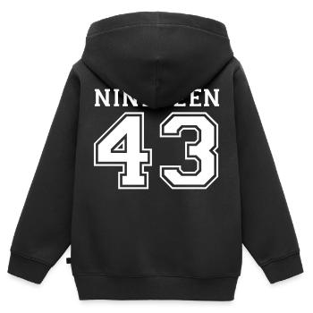 1943 - Kinder Premium Organic Zip Hoodie - Schwarz - Hinten - AI Model Kid Male (0cm)