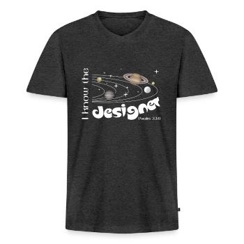 Christliches Design Ich kenne den Designer Psalm 33:6 - Männer Premium Bio T-Shirt mit V-Ausschnitt - Anthrazit meliert - Vorne - Nico (187cm)