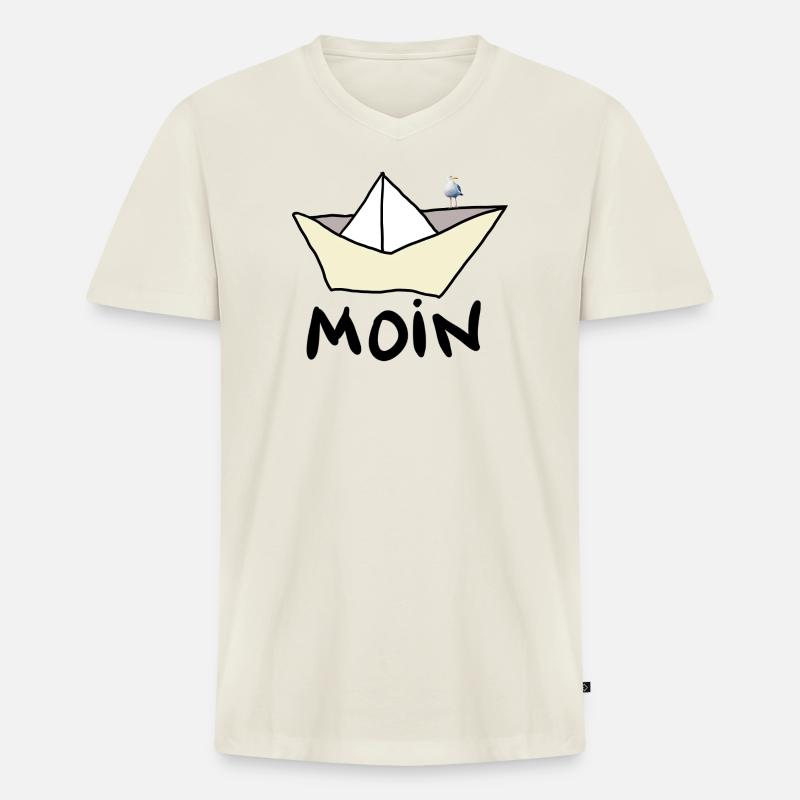 Papierboot am Strand mit Möwe - Männer Premium Bio T-Shirt mit V-Ausschnitt - Naturweiß