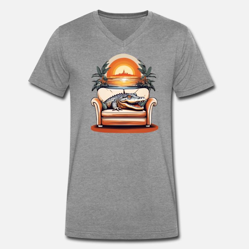 Alligator auf Sofa Männer Premium Bio T-Shirt mit V-Ausschnitt