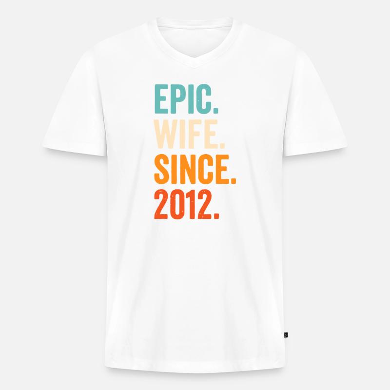 Epische Ehefrau seit 2012 - Männer Premium Bio T-Shirt mit V-Ausschnitt - Weiß