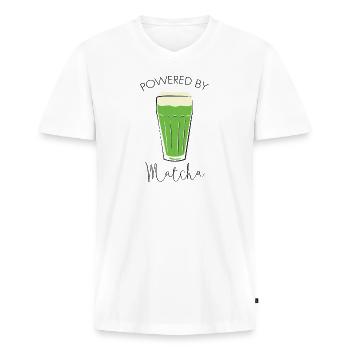 Powered By Matcha Grüner Tee Grüntee Spruch - Männer Premium Bio T-Shirt mit V-Ausschnitt - Weiß - Vorne - Nico (187cm)