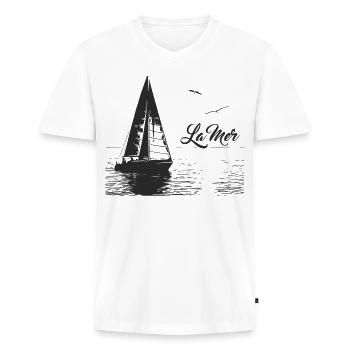 Das Meer - Segelboot und 2 Möwen - Männer Premium Bio T-Shirt mit V-Ausschnitt - Weiß - Vorne - Nico (187cm)