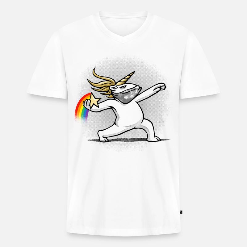 Einhorn wirft einen Regenbogen - Männer Premium Bio T-Shirt mit V-Ausschnitt - Weiß