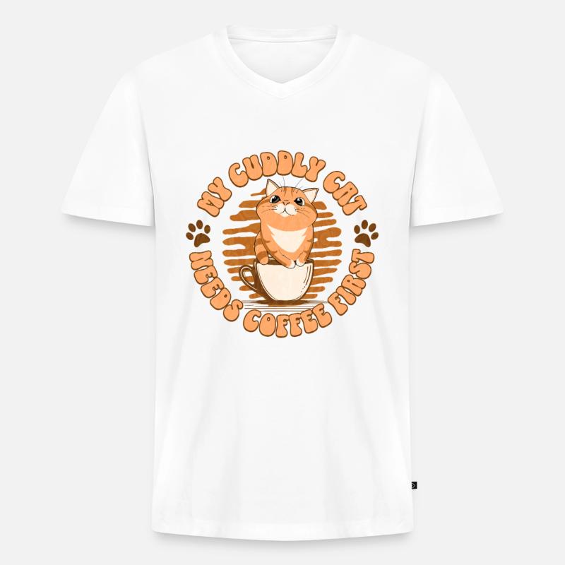 My Cuddly Cat - Needs Coffee First - Männer Premium Bio T-Shirt mit V-Ausschnitt - Weiß
