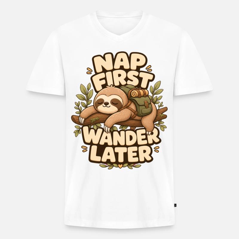 Nap First Wander Later Faultier - Männer Premium Bio T-Shirt mit V-Ausschnitt - Weiß