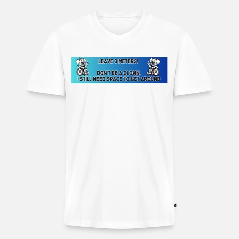 Autoaufkleber eines Rollstuhlclowns # - Männer Premium Bio T-Shirt mit V-Ausschnitt - Weiß