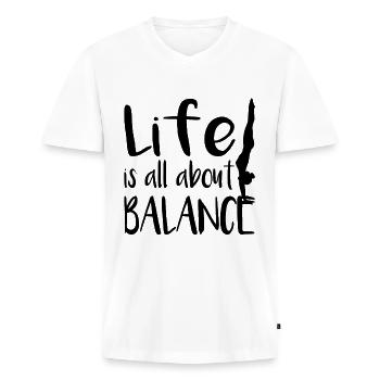 Handstand - Männer Premium Bio T-Shirt mit V-Ausschnitt - Weiß - Vorne - Nico (187cm)