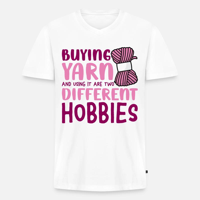 Buying yarn and using it - Männer Premium Bio T-Shirt mit V-Ausschnitt - Weiß