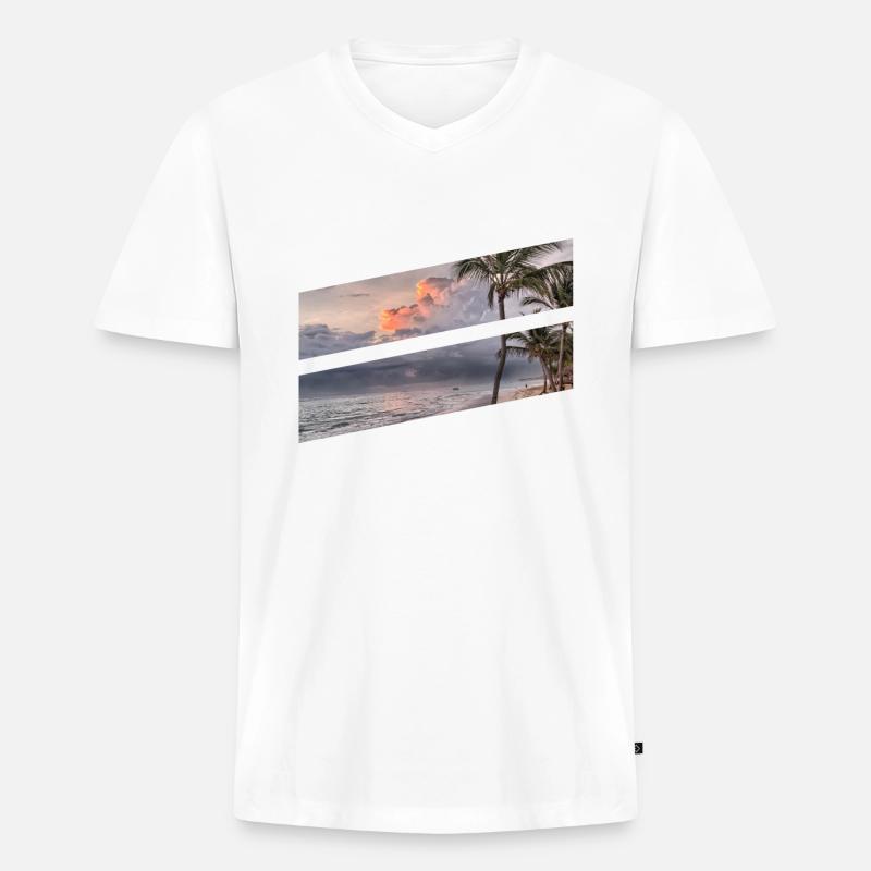 Strand mit Palmen - Männer Premium Bio T-Shirt mit V-Ausschnitt - Weiß