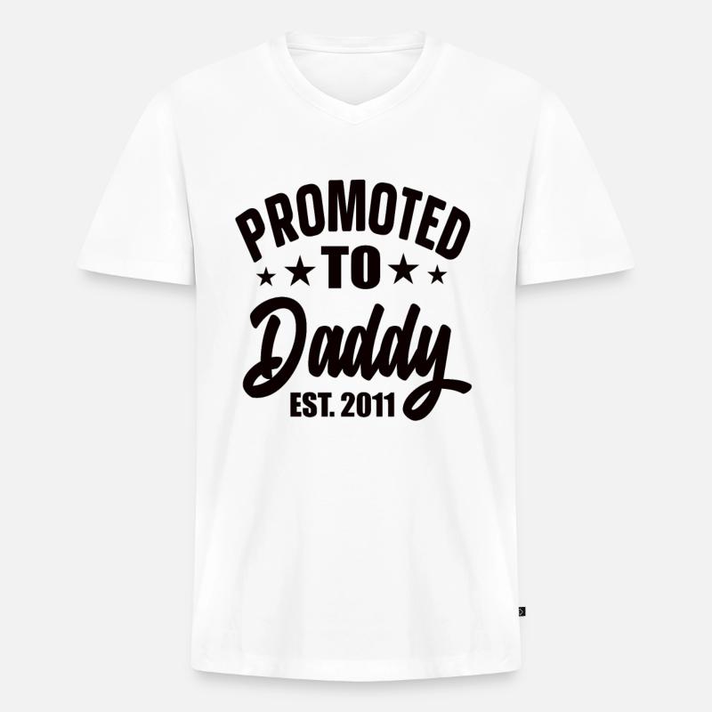 Promoted To Daddy Est 2011 - Männer Premium Bio T-Shirt mit V-Ausschnitt - Weiß